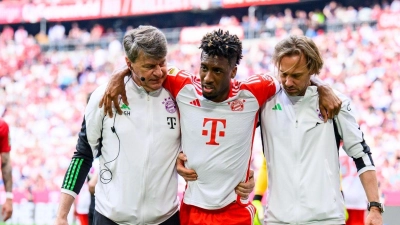 Bayern Münchens Kingsley Coman musste verletzt ausgewechselt werden. (Foto: Tom Weller/dpa)