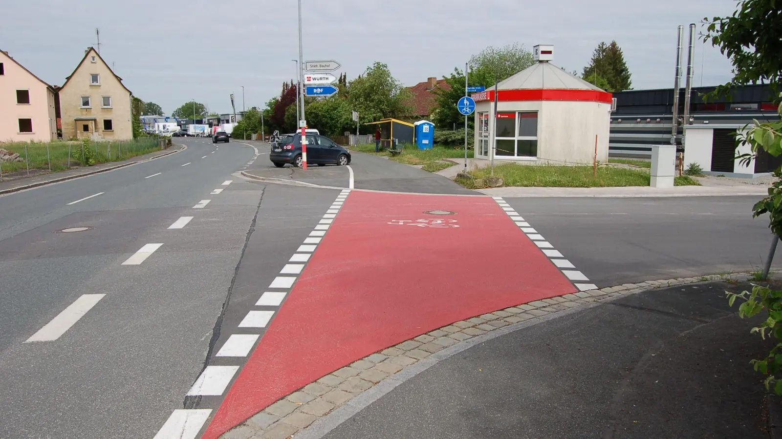 Ein Piktogramm und rote Farbe: Dieses Beispiel aus der Neustädter Karl-Eibl-Straße lobte Sebastian Haser, Radverkehrsbeauftragter des Landkreises, ausdrücklich. (Foto: Christa Frühwald)