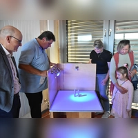 Schulverbandsvorsitzender Reinhard Seefried probiert die Schatten- und Farbwirkung bunter Lampen. Neugierig zeigten sich neben der kleinen Polina und ihrer Oma auch Uehlfelds stellvertretende Bürgermeisterin Carina Scherer (Mitte) und dem Vertriebsleiter der Raiffeisenbank Uehlfeld-Dachsbach, Volker Hofmann (links).  (Foto: Anita Dlugoß)