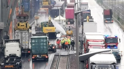 Der beschädigte Container im Mannheimer Hafen. (Foto: Dieter Leder/dpa)
