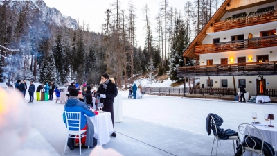 Eisig eingedeckt: speisen auf dem gefrorenen Sompunt-See in Alta Badia. (Foto: Manuel Glira/Alta Badia/dpa-tmn)
