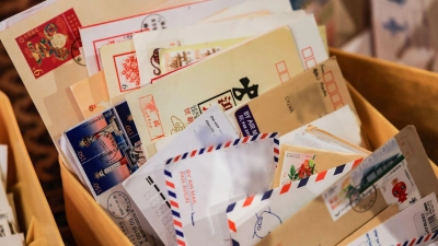 Briefe aus aller Welt sind in der Christkindpostfiliale der Deutschen Post eingegangen. (Foto: Oliver Berg/dpa)