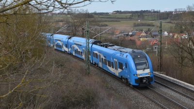Go-Ahead - hier ein Zug bei Ansbach - kritisiert, dass DB Netz Bauarbeiten am Schienennetz zu spät bekannt gibt, zu schlecht plant und die Bauarbeiten zu schlecht koordiniert (Archivbild: Johannes Hirschlach)