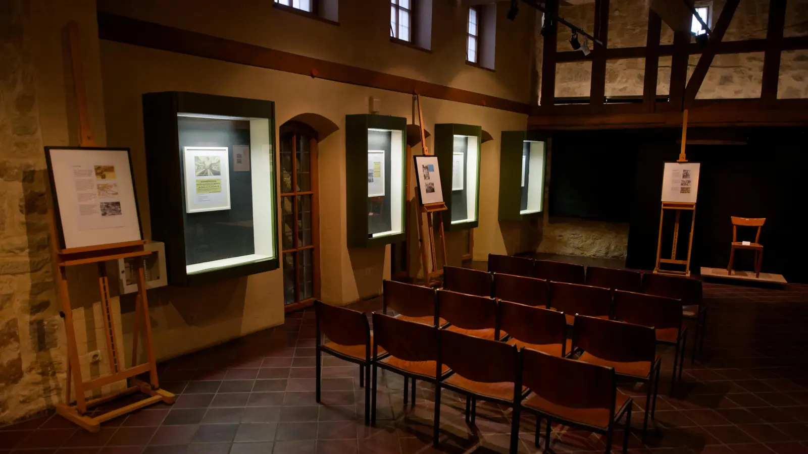 Ob gewollt oder ungewollt: Die Stuhlreihe vor den Staffeleien steht symbolisch auch für ein typisches Bild des großen Festsaales. (Foto: Tizian Gerbing)