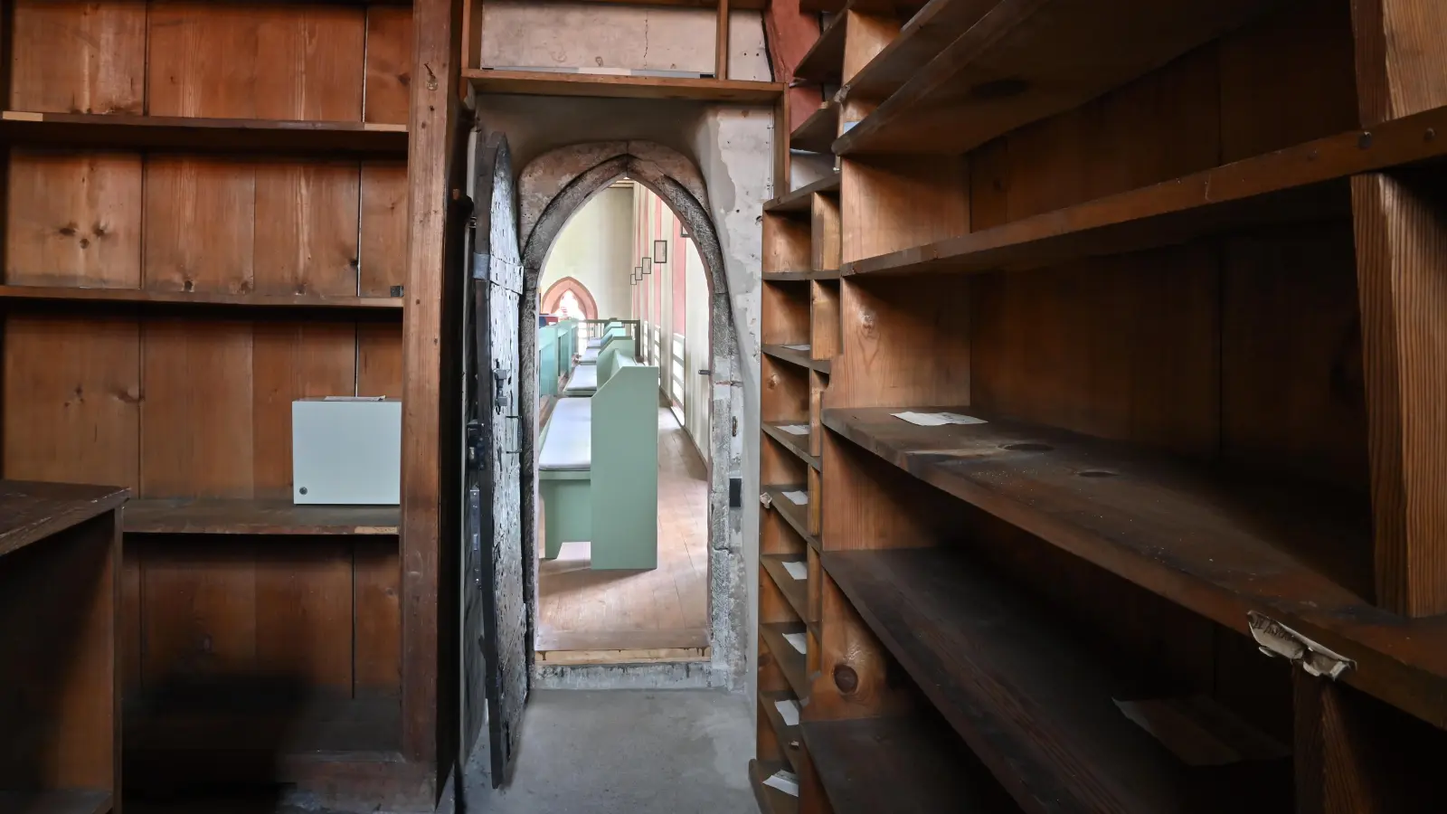 Noch sind die Regale über der Sakristei leer. Die Mitglieder des Fördervereins der Kirchenbibliothek hoffen, dass der Bücherschatz bis Ende des Jahres zurückkehrt. (Foto: Cristina-Gabriela Leiding)