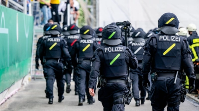 Der DFB wird künftig mögliche Gebührenbescheide für Polizei-Mehrkosten bei Hochrisikospielen an die Vereine weitergeben. (Archivbild) (Foto: Jacob Schröter/dpa)