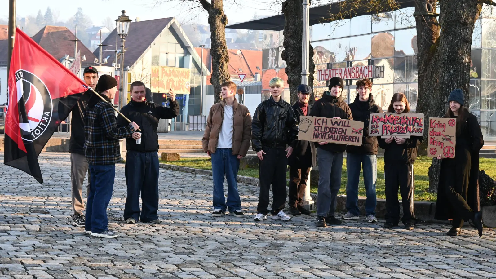 Bei einer Versammlung am Donnerstag sprachen sich junge Erwachsene auf dem Schlossplatz in Ansbach gegen eine Wehrpflicht aus. (Foto: Luca Paul)
