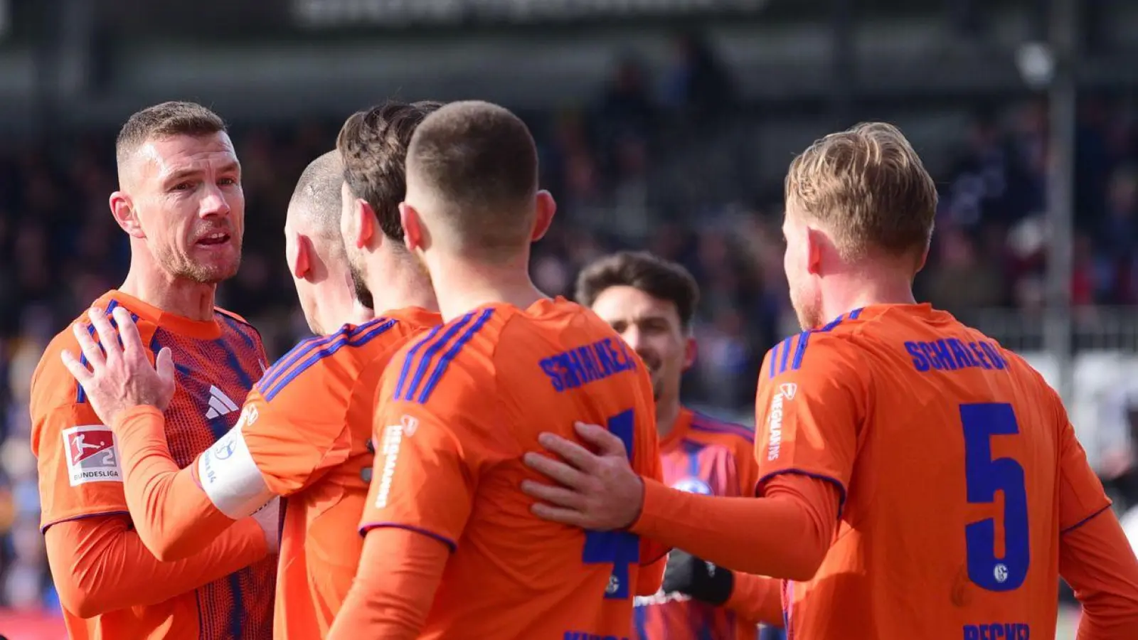 Die Schalker Spieler hatten beim Sieg bei Holstein viel zu jubeln.   (Foto: Daniel Bockwoldt/dpa)