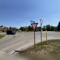 Im Kreuzungsbereich der Staatsstraße 2248 mitsamt der Einfahrt in das geplante Nahversorgungszentrum „Am Wasserturm” wird kein Kreisverkehr entstehen. Davon nahm der Stadtrat nun Abstand. (Foto: Florian Pöhlmann)