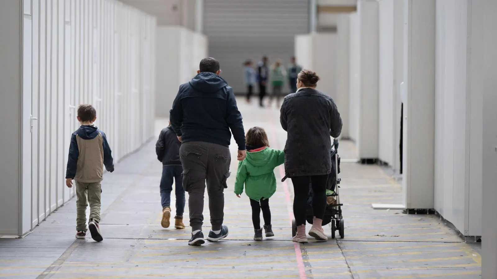 Für viele Kriegsflüchtlinge soll es nun schwerer werden, Angehörige zu sich zu holen. (Archivbild) (Foto: Boris Roessler/dpa)
