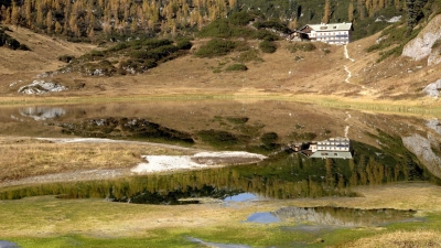 Im nur wenige Meter höher gelegenen Kärlingerhaus kann es bereits bis zu 20 Grad wärmer sein als am Funtensee selbst. (Archivbild) (Foto: Jürgen Waßmuth/dpa)