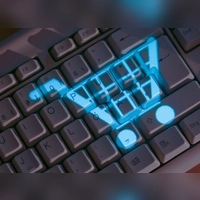 Verbraucherinnen und Verbraucher sind beim Einkauf im Internet in der Regel gesetzlich gut geschützt. Aber kennen Sie die wesentlichen Rechte? (Foto: Jens Büttner/dpa)