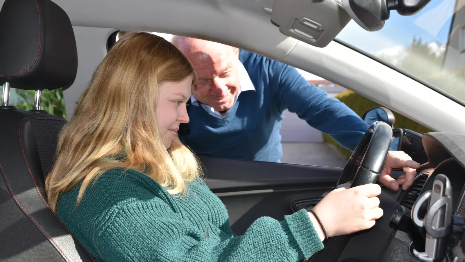 Die 17-jährige Neele Probst aus Flachslanden wird von Helmut Pfitzner auf die Fahrprüfung vorbereitet. (Foto: Kurt Güner)