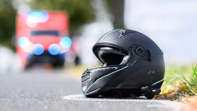 Die Verletzungen des Motorradfahrers waren zunächst lebensbedrohlich. (Symbolbild) (Foto: Julian Stratenschulte/dpa)