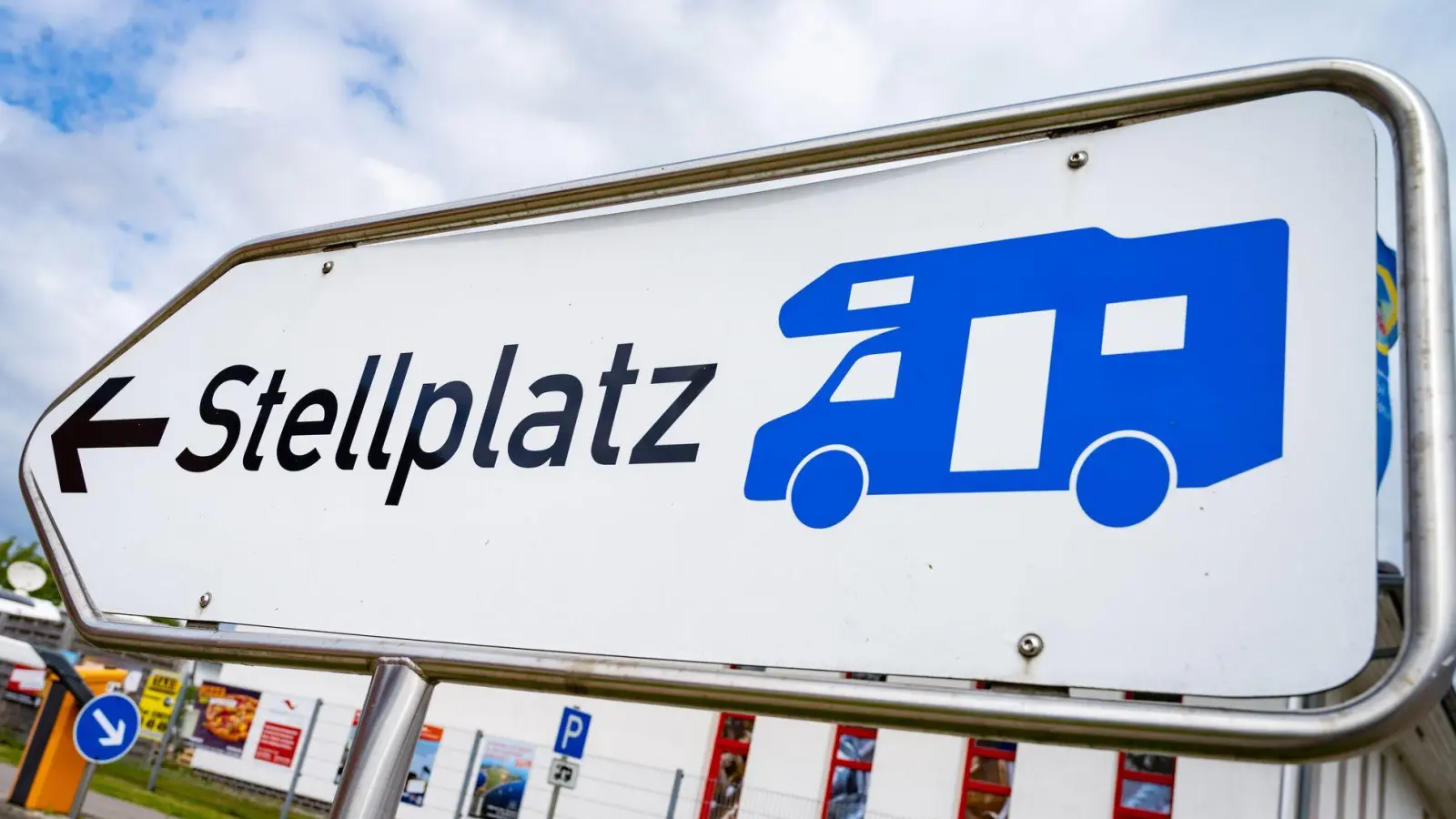 Die Nachfrage nach Wohnmobilen ist hoch - das hat einem Betrügerpaar genutzt. (Symbolbild) (Foto: Stefan Sauer/dpa)