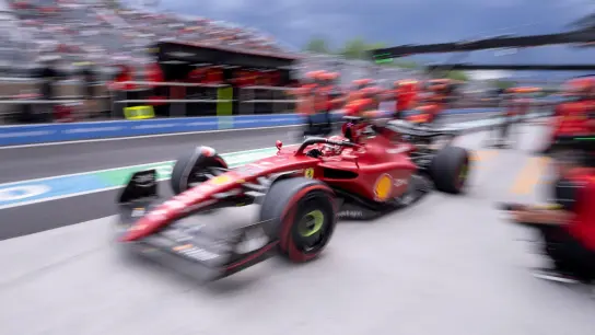Ferrari-Pilot Charles Leclerc fährt während des zweiten Trainings von seiner Box weg. (Foto: Paul Chiasson/The Canadian Press via AP/dpa)
