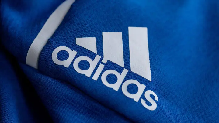 Adidas bekommt zu Jahresbeginn einen neuen Vorstandschef, der für frischen Wind sorgen soll. (Foto: Daniel Karmann/dpa)