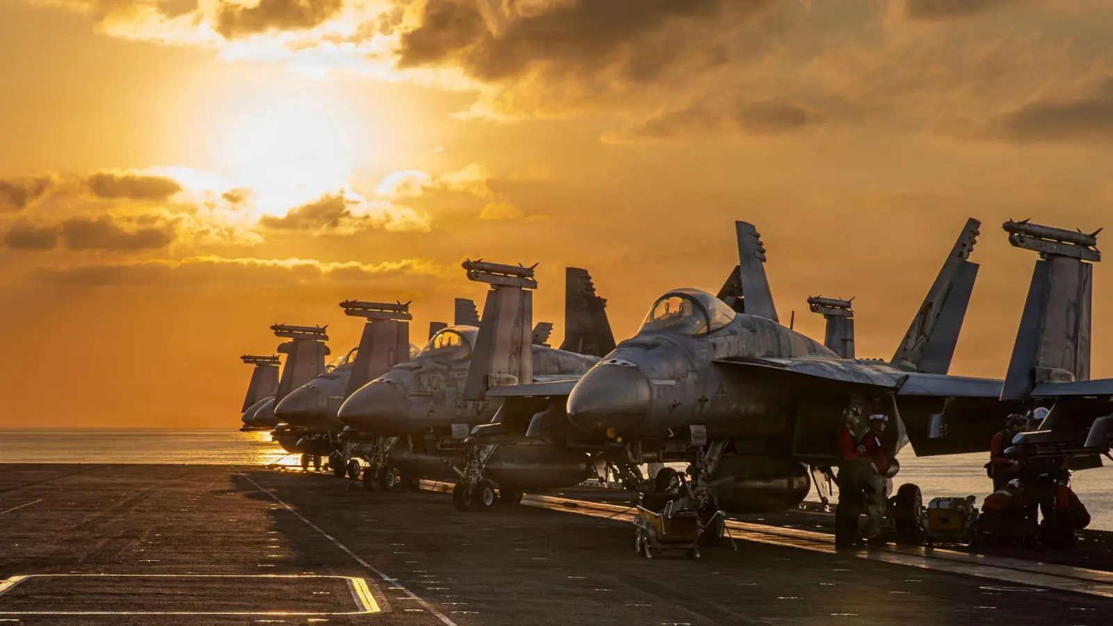 Das US-Militär nutzt für seine Angriffe unter anderem zwei Flugzeugträger. (Archivbild) (Foto: U.S. Central Command/AP/dpa)