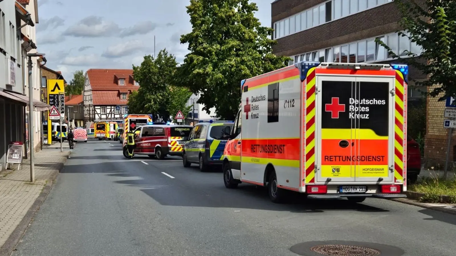 In Hofgeismar hat es mehrere Verletzte gegeben, als ein Wagen mit hohem Tempo durch die Fußgängerzone fuhr. (Foto: Fotoreport-DB/HessenNewsTV/dpa)