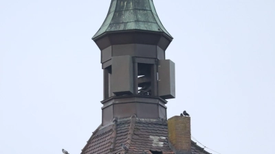 Umstrittene Verkleidung: Die nun installierten Kästen um die Antennen entsprechen nicht dem, was der Stadtrat sich versprach. (Foto: Gudrun Bayer)