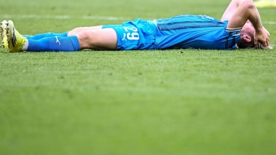Fassungslos nach dem späten Gegentor: Heidenheims Mikkel Kaufmann am Boden nach dem 3:3. (Foto: Harry Langer/dpa)