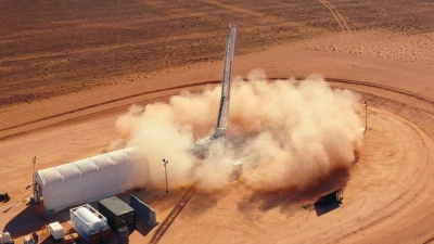 Ein deutsches Start-up hat eine zwölf Meter lange Rakete entwickelt, die quasi mit Kerzenwachs fliegt. Nun wurde sie in Australien getestet. (Foto: Hiimpulse/dpa)