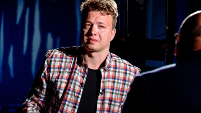 Der belarussische Blogger Roman Protassewitsch soll schon bei seiner Festnahme in einem in Minsk zur Landung gezwungenen Flugzeug für den Geheimdienst seiner Heimat gearbeitet haben. (Archivbild) (Foto: -/ONT Channel/AP/dpa)