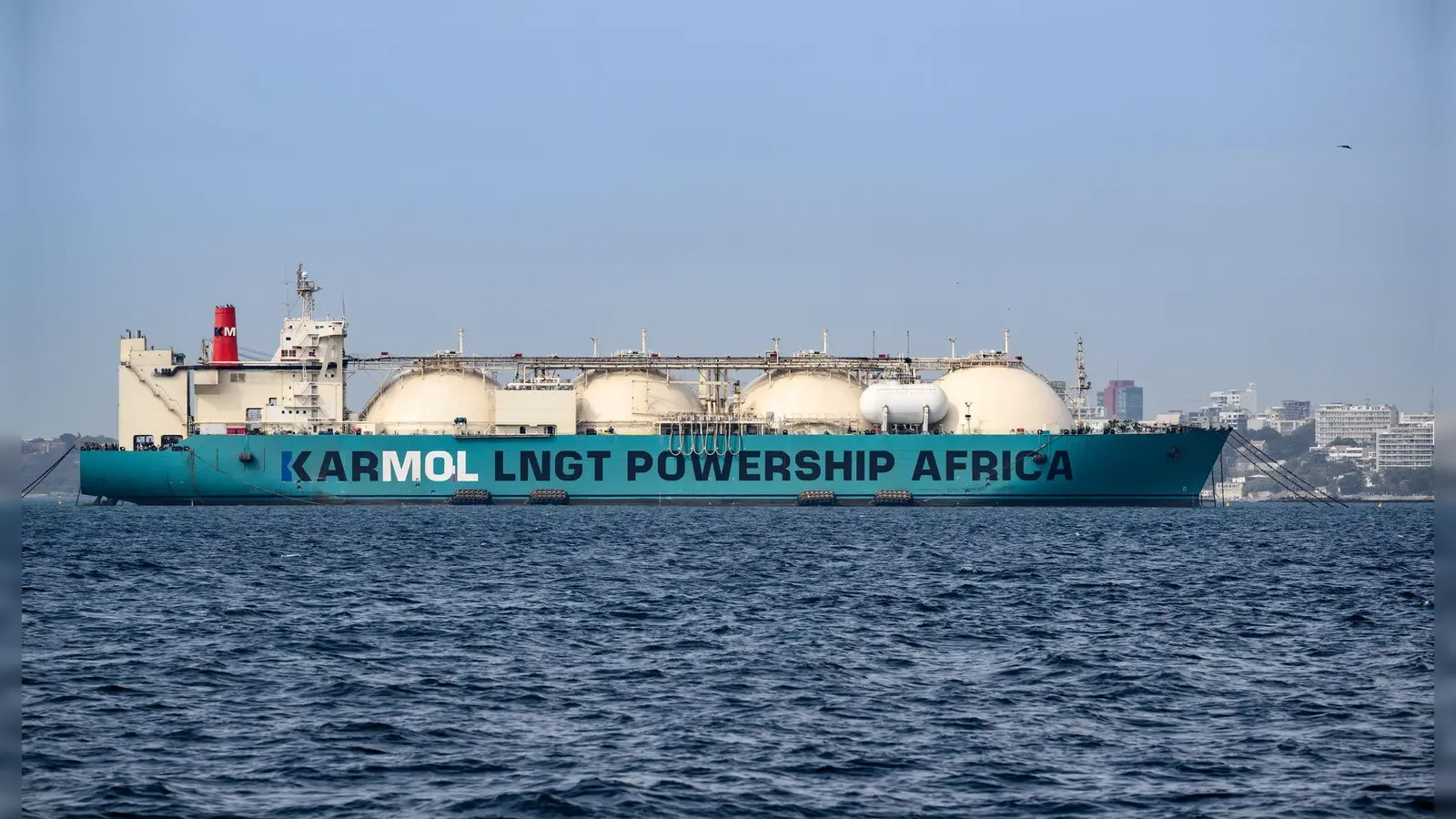 Gas-Frachter vor Dakar an der Küste von Senegal: LNG aus Afrika spielt eine wachsende Rolle. (Archivbild) (Foto: Bernd von Jutrczenka/dpa)