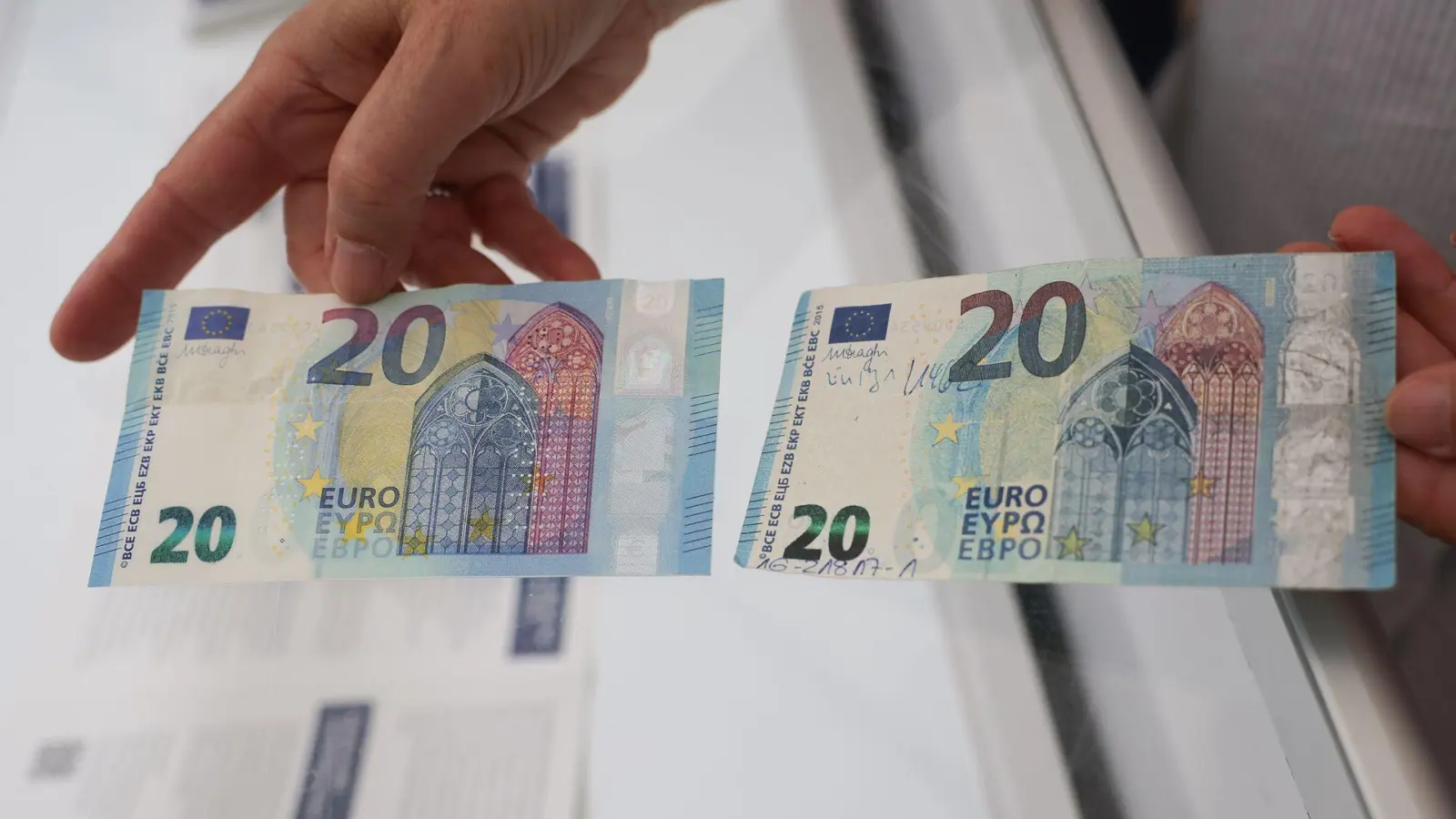 Falschgeld kann etwa im Vergleich mit originalen Banknoten oder durch das Prinzip „Fühlen, Sehen, Kippen“ erkannt werden. (Symbolbild) (Foto: Christian Charisius/dpa)