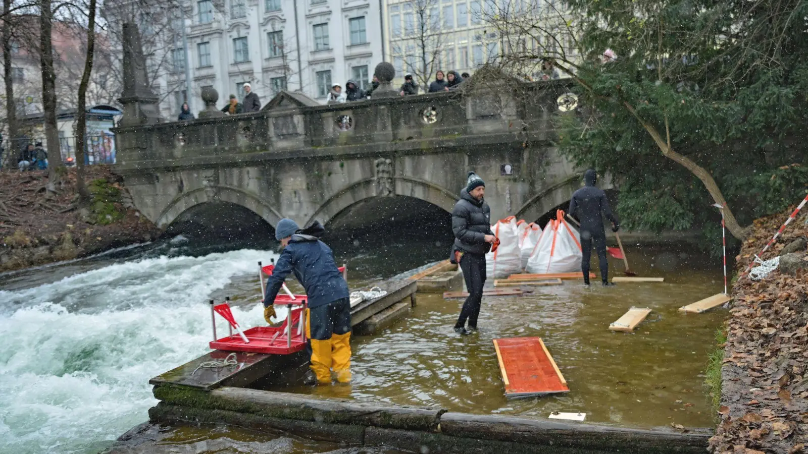 Strömungsexperten von der Hochschule München wollen die Eisbachwelle wiederherstellen.  (Foto: Malin Wunderlich/dpa)