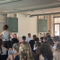 Die Schülerinnen und Schüler mit Vertreterinnen und Vertretern mehrerer Parteien im Diskurs. (Foto: Franz Steinlein)