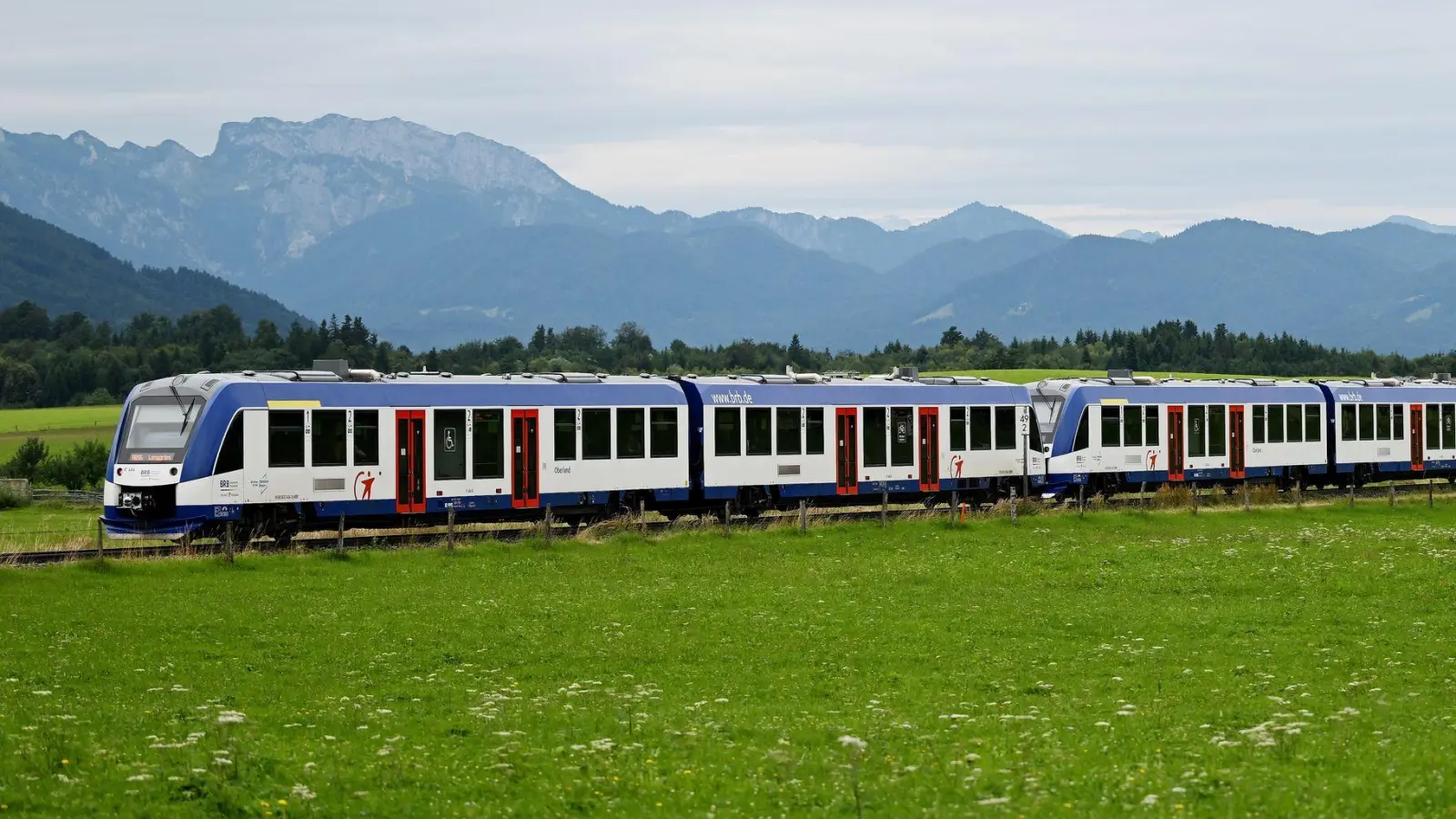 Auf der Strecke von München ins Oberland herrschte zuletzt Stillstand. (Archivbild) (Foto: Angelika Warmuth/dpa)
