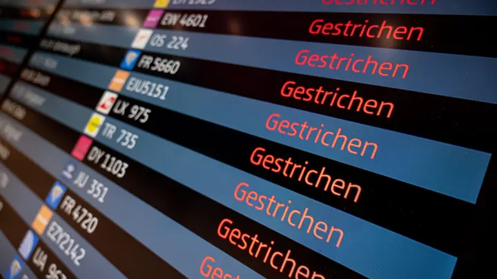 Nichts geht mehr: Am Hauptstadtflughafen Berlin-Brandenburg sind wegen des Warnstreiks des Sicherheitspersonals am Montag rund 200 Abflüge gestrichen worden. (Foto: Fabian Sommer/dpa/dpa-tmn)