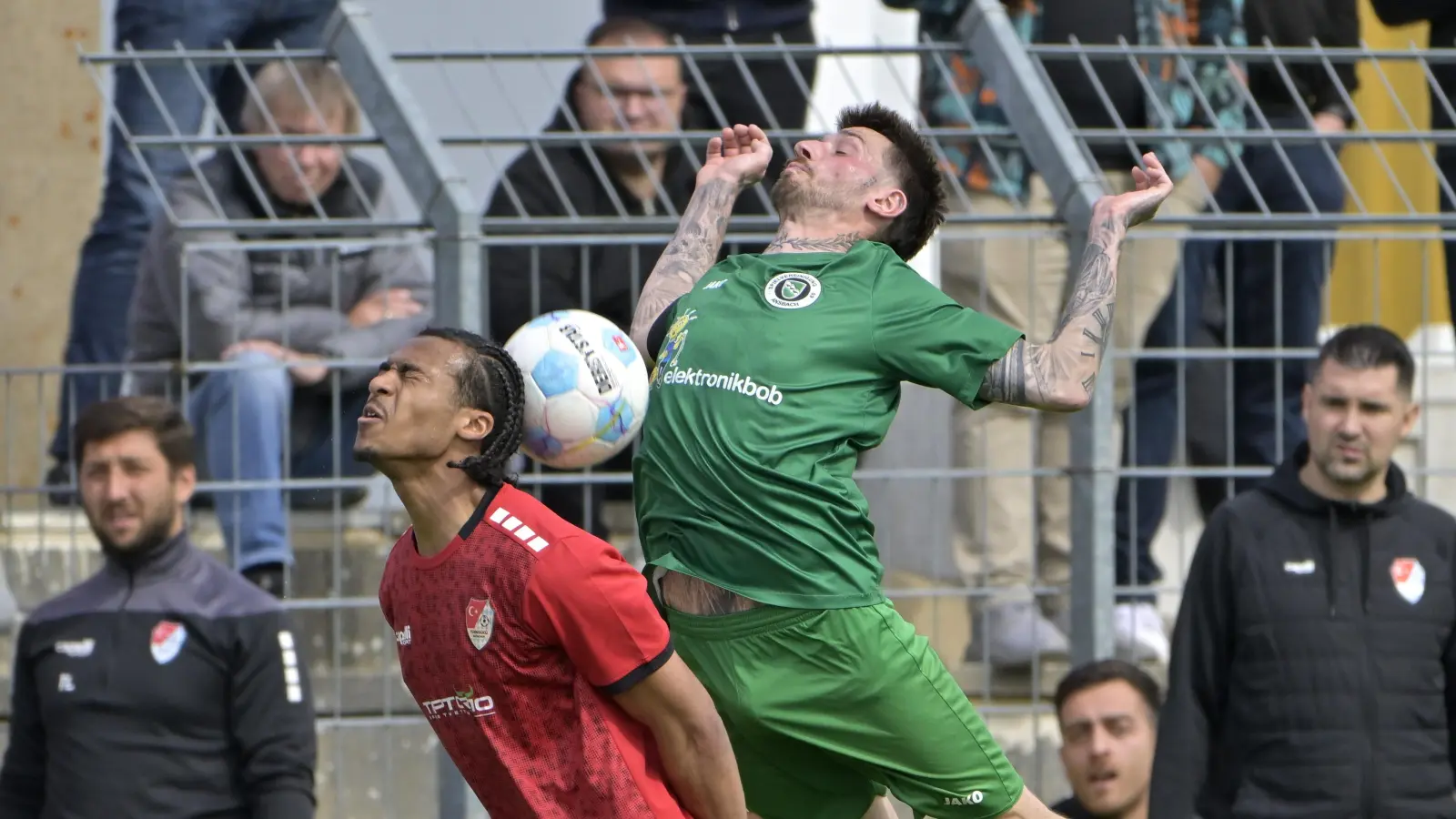 An Einsatz lässt es Michael Belzner (rechts, hier mit David Abrangao von Türkgücü München) nie fehlen. Der Außenverteidiger wird verabschiedet. (Foto: Martin Rügner)