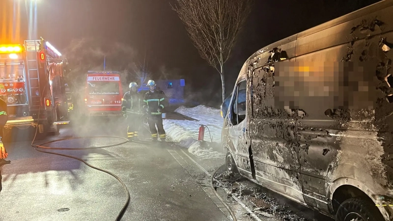 Der Transporter ist in der Nacht auf Mittwoch in der Custenlohrer Straße ausgebrannt. Seitdem ermittelt die Kripo, ob die mutmaßliche Brandstiftung einen politischen Hintergrund hat. (Foto: Feuerwehr Uffenheim)