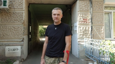 Der verwundete ukrainische Soldat Kostjantyn Tschekalkyn in Kiew. Er durchläuft hier Reha-Maßnahmen in einem chirurgischen Krankenhaus. (Foto: Friedemann Kohler/dpa)