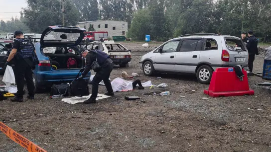 Bei einem Raketenangriff auf einen zivilen Autokonvoi in der südukrainischen Stadt Saporischschja sind nach ukrainischen Angaben mehr als 20 Menschen getötet worden. (Foto: Viacheslav Tverdokhlib/AP/dpa)