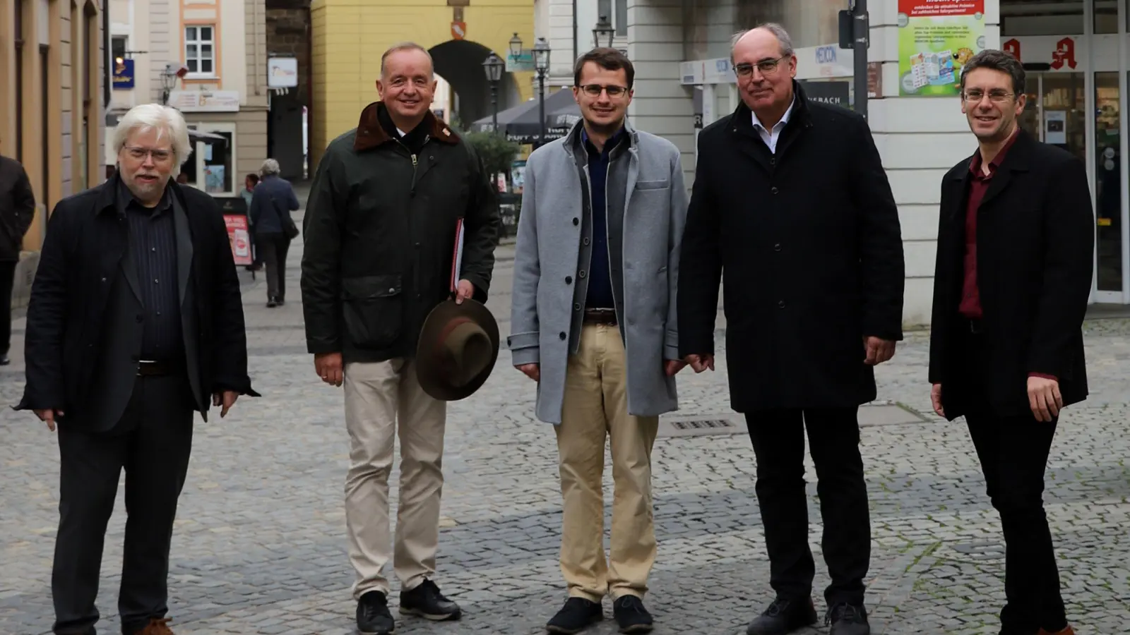 Sie arbeiten in Sachen Herrieder Tor zusammen: OB Thomas Deffner (2. von links) sowie Dr. Wolfgang Reddig, Patrick Pfliegel, Alexander Biernoth und Stefan Diezinger (von links) von den beteiligten Vereinen. (Foto: Oliver Herbst)