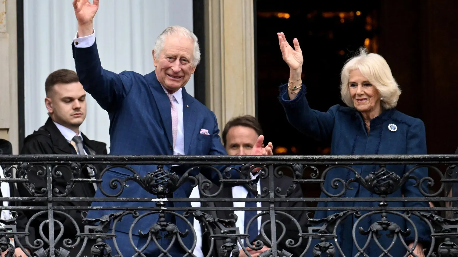 König Charles III. und Königsgemahlin Camilla winken vom Balkon des Hamburger Rathauses. Mit einem Besuch in der Hansestadt ging die Deutschland-Reise des britischen Monarchen und seiner Frau zu Ende. (Foto: Daniel Reinhardt/dpa)