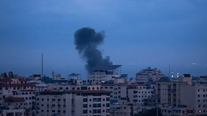 Nach einem Luftangriff im westlichen Gazastreifen steigt Rauch auf. (Foto: Fatima Shbair/AP/dpa)