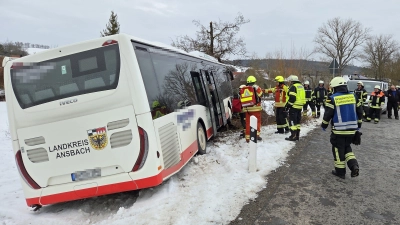 In einer leichten Rechtskurve rollte der Bus geradeaus von der Fahrbahn. (Foto: Rainer Weiskirchen)