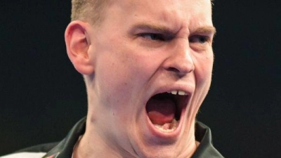 Darts-Profi Ricardo Pietreczko (hier im Bild) steht mit Martin Schindler im Viertelfinale der Team-WM. (Foto: Hannes P. Albert/dpa)