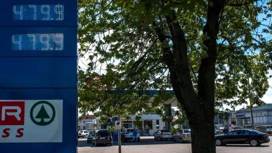 Eine Tankstelle mit amtlich regulierten Preisen im ungarischen Komárom am 27.05.2022. (Foto: Ladislav Vallach/TASR/dpa)