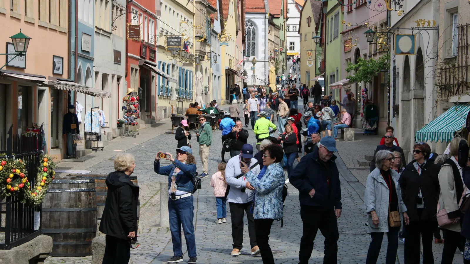 Jährlich kommen zahlreiche Touristinnen und Touristen nach Rothenburg. Die Verantwortlichen zeigen sich zufrieden mit den Zahlen, an der ein oder anderen Stellschraube soll aber noch gedreht werden. (Symbolbild: Clarissa Kleinschrot)