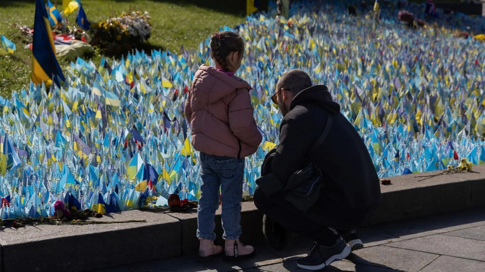 Familienmitglieder besuchen in Kiew das Denkmal für ukrainische Soldaten, die im Krieg gegen Russland gefallen sind. (Foto: Alex Babenko/AP/dpa)