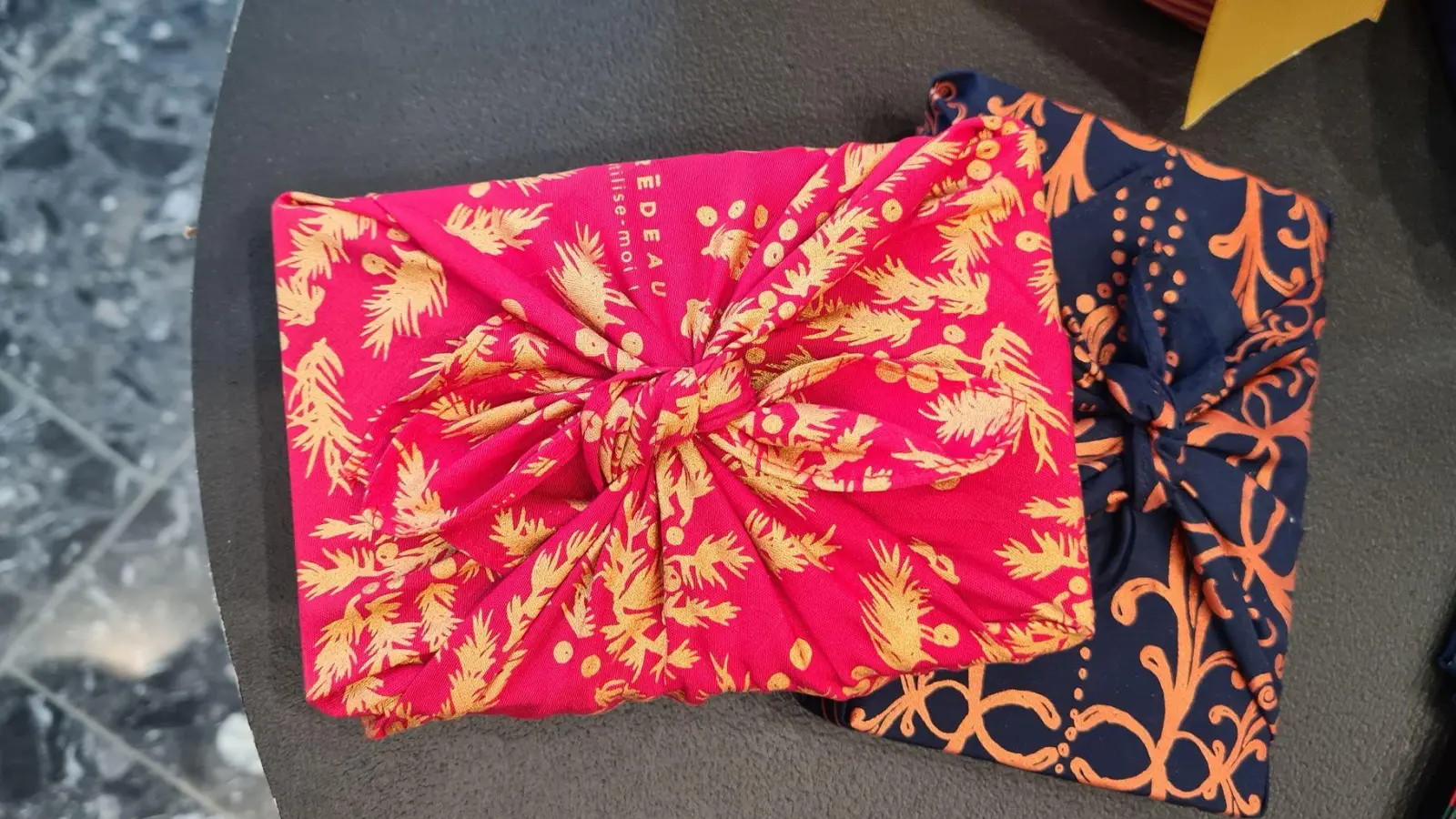 Japanische Tradition trifft Nachhaltigkeit: Furoshiki macht Geschenkverpackungen wiederverwendbar - gesehen auf der Frankfurter Messe Ambiente 2025. (Foto: Isabelle Modler/-/dpa-tmn)