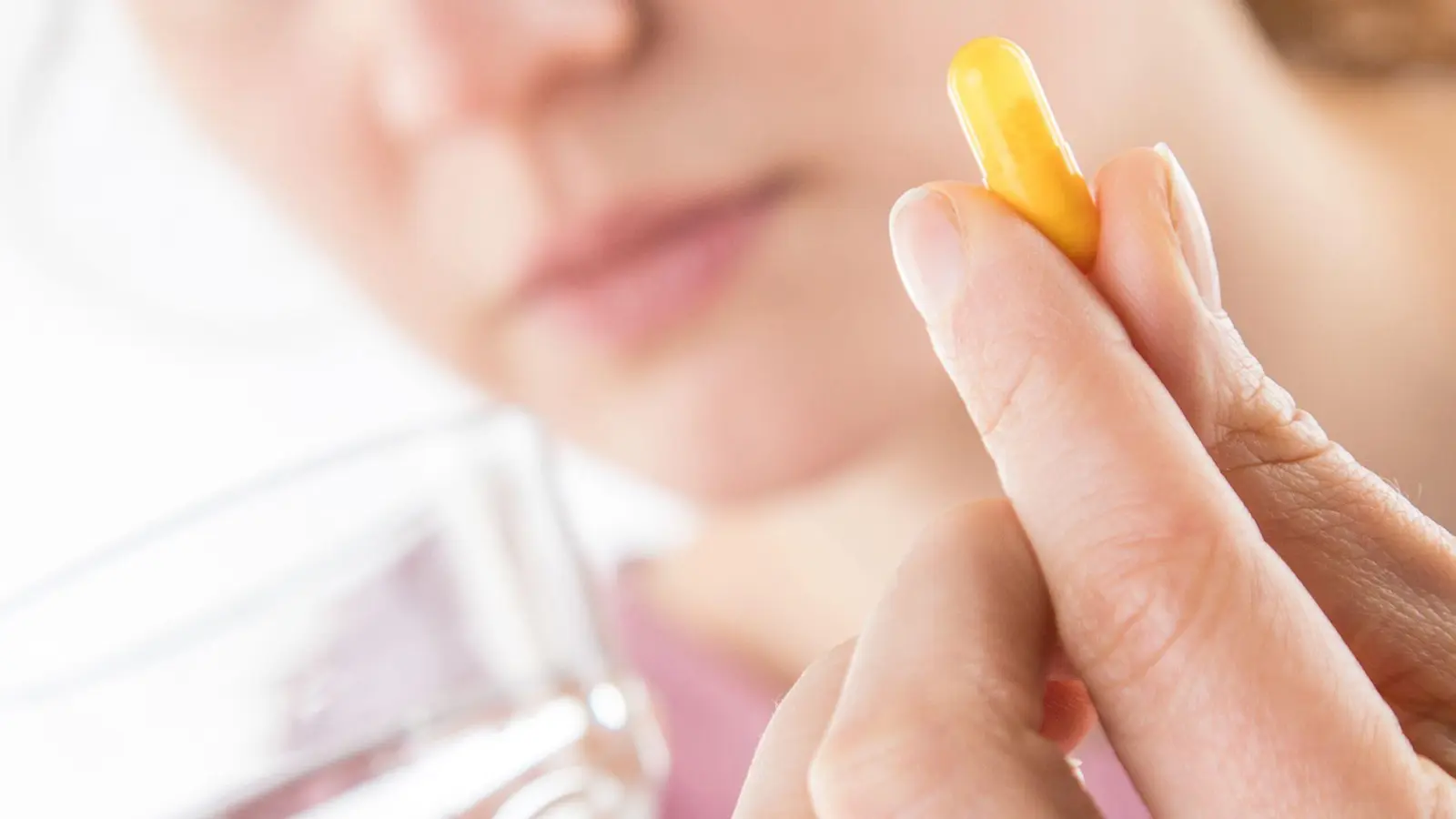 Hormonpräparate und pflanzliche Mittel sollen Frauen die typischen Beschwerden der Wechseljahre nehmen. (Foto: Christin Klose/dpa-tmn)