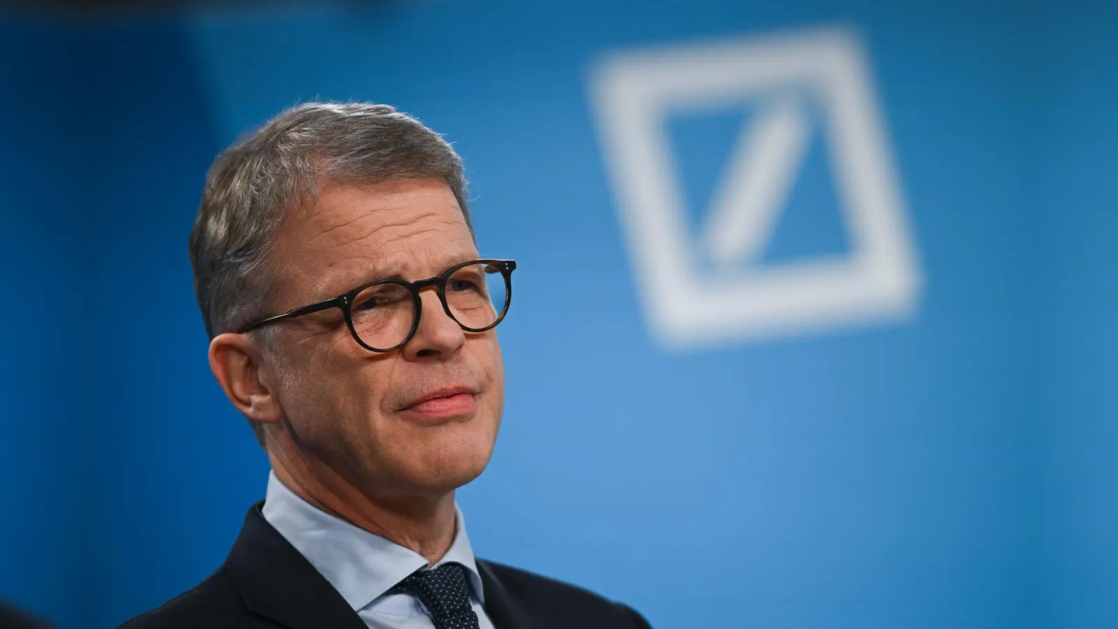 Deutsche-Bank-Chef Sewing kann mit einer Gesamtvergütung von knapp 10,5 Millionen Euro rechnen. (Archivbild) (Foto: Florian Wiegand/dpa)