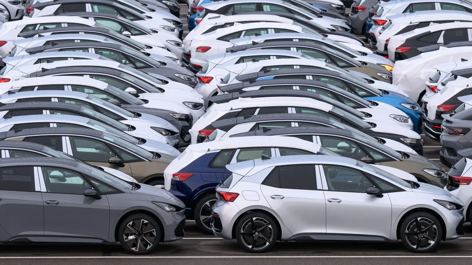 Die Nachfrage nach Elektroautos steigt weiter, insgesamt stagniert der Neuwagenmarkt in Deutschland aber. (Archivbild) (Foto: Hendrik Schmidt/dpa)