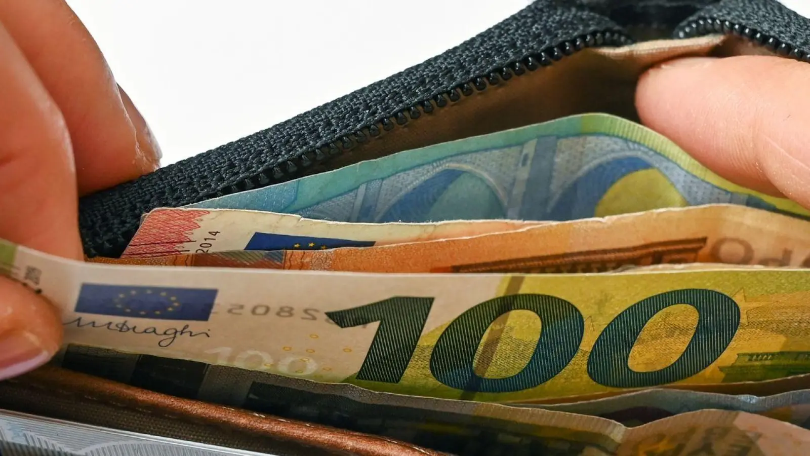 Viele Eurobanknoten stecken in einer Geldbörse. (Foto: Patrick Pleul/dpa-Zentralbild/Illustration)